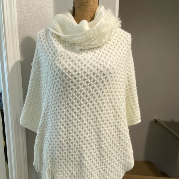 ‼️SALE ‼️ white poncho. NEW WITH TAGS - Picture 2 of 3